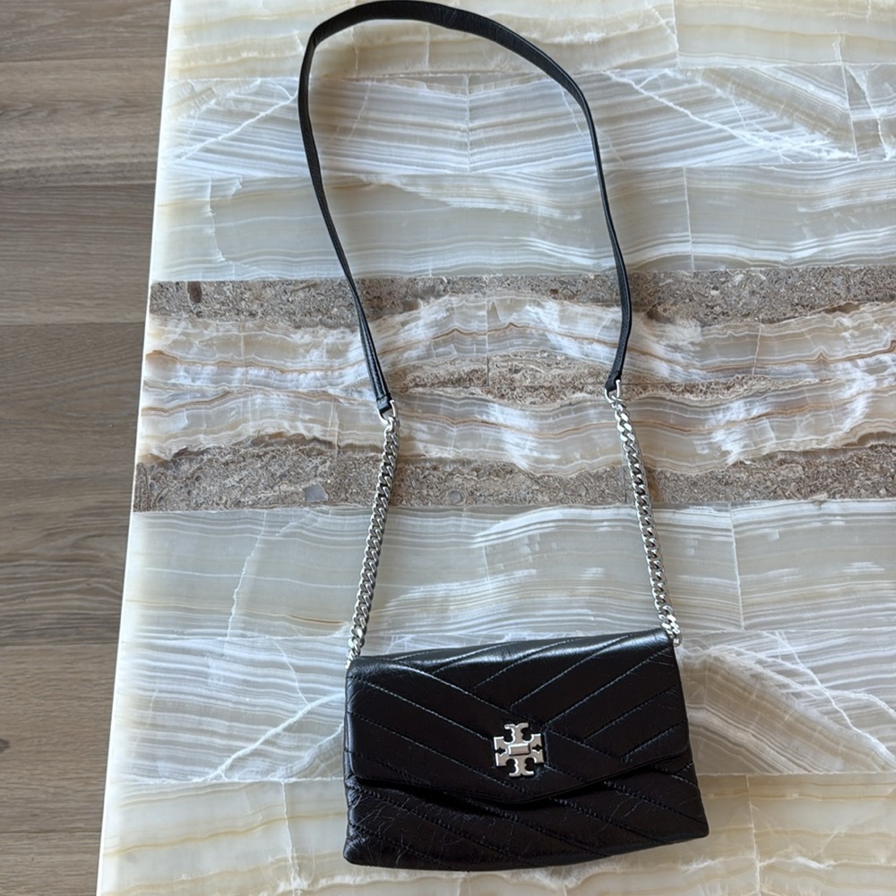 Tory Burch Kira Chevron Chain Wallet - Black/Rolled Nickel